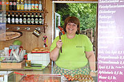 Petra Brenner mit der Wurstbraterei auf dem Magdalenenfest(©Foto: Martin Schmitz)